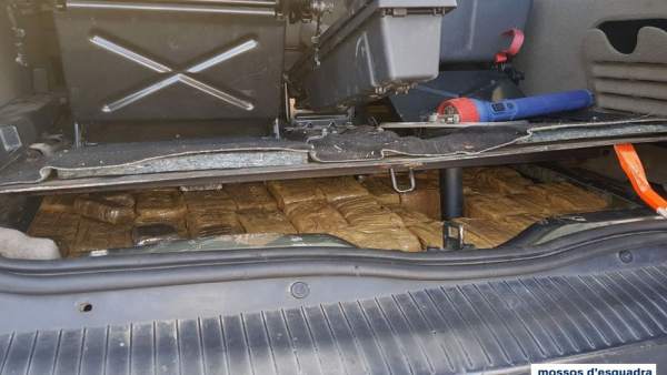 Hachís encontrado por los Mossos en el maletero de un coche Hachís encontrado por los Mossos en el maletero de un coche