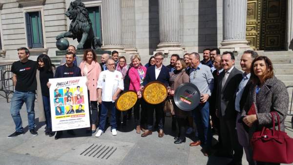 La paella toma la entrada del Congreso La paella toma la entrada del Congreso