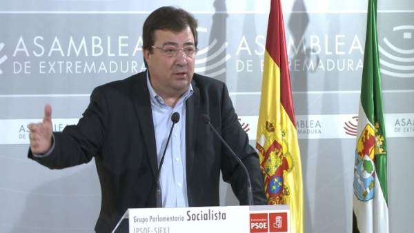 Fernández Vara en la rueda de prensa en la Asamblea Fernández Vara en la rueda de prensa en la Asamblea