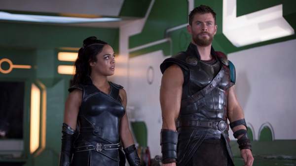 Tessa Thompson y Chris Hemsworth Tessa Thompson y Chris Hemsworth