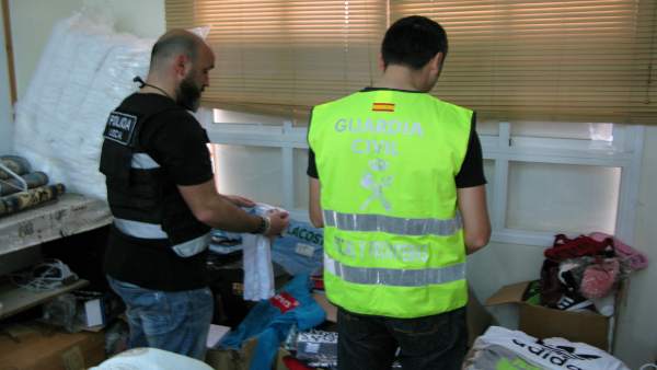 Material incautado en San Fernando en operación contra falsificaciones Material incautado en San Fernando en operación contra falsificaciones