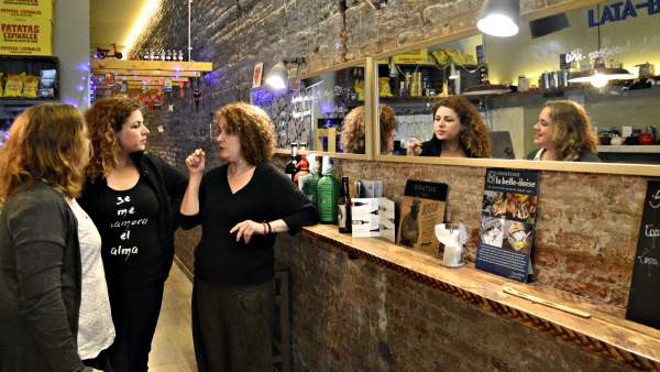 Tres mujeres emprendedores reunidas comparten experiencias. Tres mujeres emprendedores reunidas comparten experiencias.