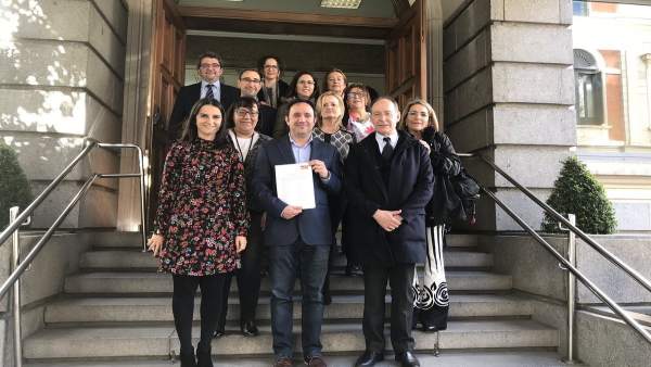 Los socialistas a la hora de registrar su PNL Los socialistas a la hora de registrar su PNL