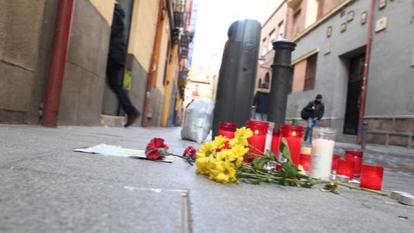 Depositan flores y velas en memoria del mantero muerto en Lavapiés (Madrid) Depositan flores y velas en memoria del mantero muerto en Lavapiés (Madrid)