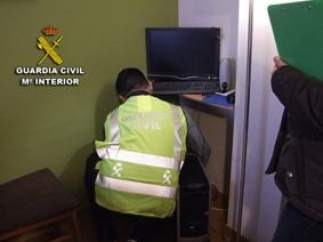 Registro del domicilio de un detenido por abusos sexuales.