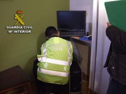 Registro del domicilio de un detenido por abusos sexuales.