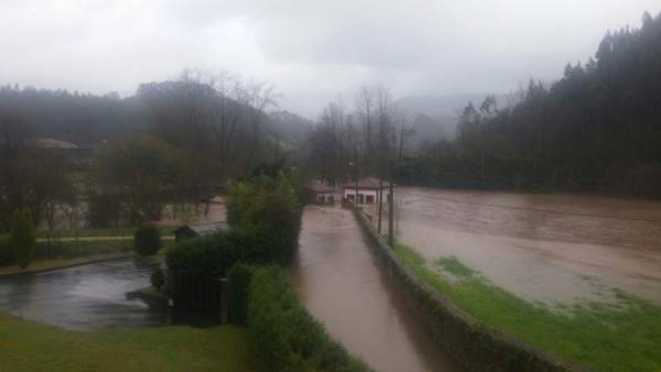 Río Linares desbordado. Río Linares desbordado.