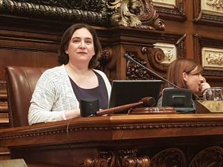 La alcaldesa de Barcelona, Ada Colau, en el pleno municipal.