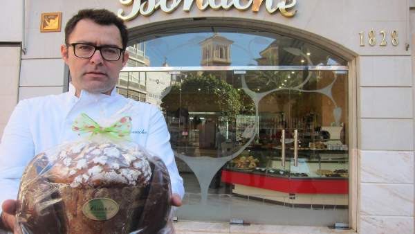 El confitero artesano Carlos Bonache posa con el 'Huevotone' El confitero artesano Carlos Bonache posa con el 'Huevotone'