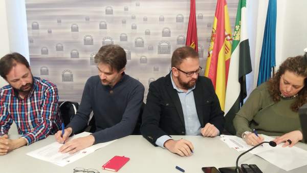 Firma de acuerdo entre PSOE e IU de Mérida Firma de acuerdo entre PSOE e IU de Mérida