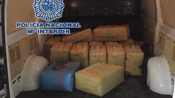 Furgoneta con droga incautada por la policía nacional Furgoneta con droga incautada por la policía nacional