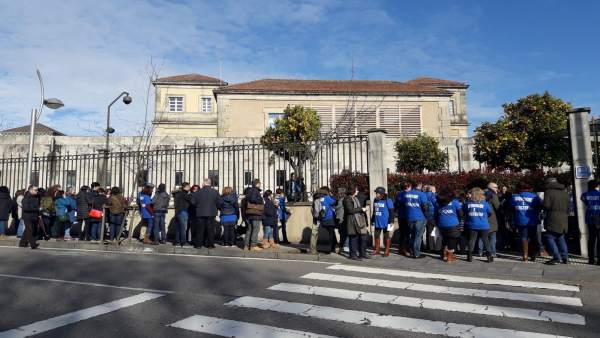 Protesta de trabajadores de justicia en Galicia a las puertas de la Xunta. Protesta de trabajadores de justicia en Galicia a las puertas de la Xunta.