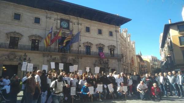 Trabajadores de Megapark concentrados ante Cort Trabajadores de Megapark concentrados ante Cort