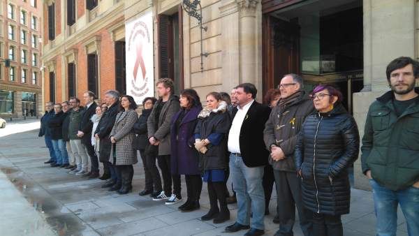 Barkos junto a miembros del cuatripartito en la concentración ante el Parlamento Barkos junto a miembros del cuatripartito en la concentración ante el Parlamento