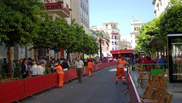 Limpieza en la anterior ubicación de la carrera oficial de la Semana Santa Limpieza en la anterior ubicación de la carrera oficial de la Semana Santa