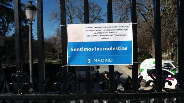 Cartel del parque de El Retiro cerrado por el viento Cartel del parque de El Retiro cerrado por el viento