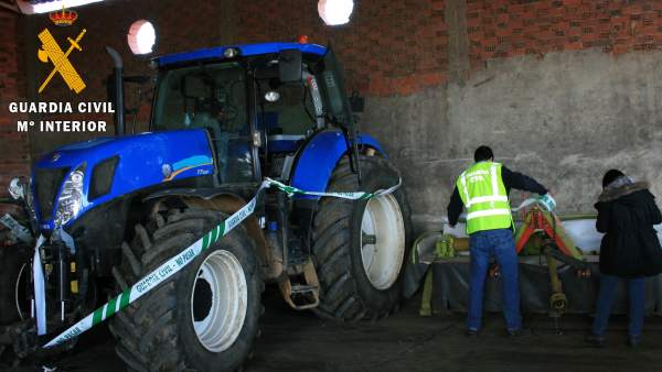 Tractor incautado por la Guardia Civil. Tractor incautado por la Guardia Civil.