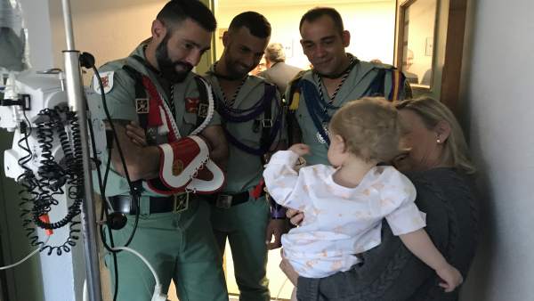 Legionarios visitan a niños ingresados en el Materno Infantil de Málaga Legionarios visitan a niños ingresados en el Materno Infantil de Málaga
