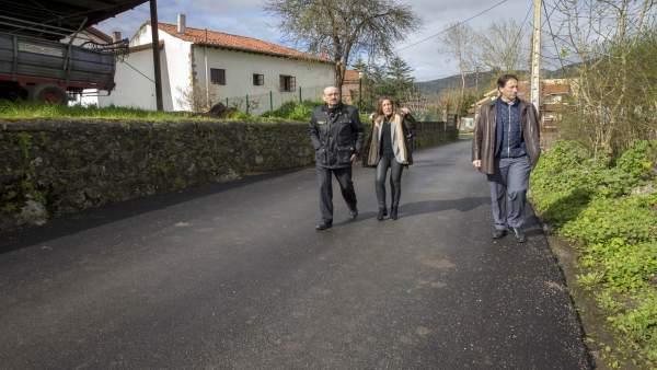 Mazón tras un asfaltado en Solórzano Mazón tras un asfaltado en Solórzano
