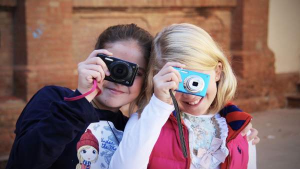 Niñas cámara fotografías infantil talleres Diputación La Térmica mini ocio Niñas cámara fotografías infantil talleres Diputación La Térmica mini ocio