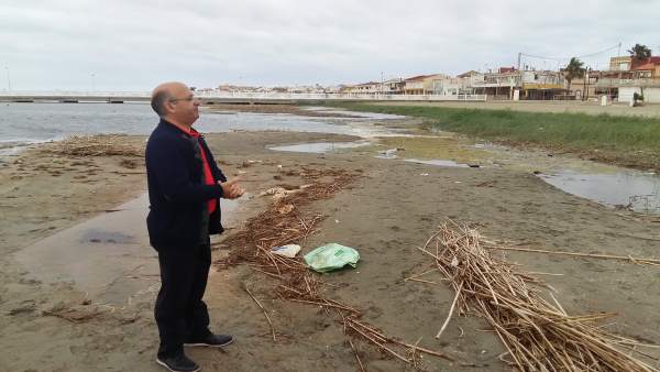 Luis Fernández durante una visita a la playa de Los Nietos Luis Fernández durante una visita a la playa de Los Nietos