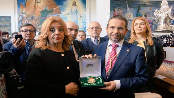 La sobrina de Chiquito dona la Medalla de Andalucía a la cofradía del Cautivo La sobrina de Chiquito dona la Medalla de Andalucía a la cofradía del Cautivo