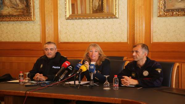 Muñoz alcaldesa de Marbella informa de nuevas plazas policía local y bomberos Muñoz alcaldesa de Marbella informa de nuevas plazas policía local y bomberos
