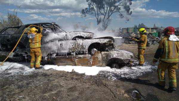 Efectivos refrescan los vehículos incendiados Efectivos refrescan los vehículos incendiados