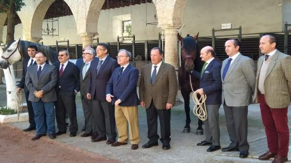 Blanco (centro) con otros responsables de Córdoba Ecuestre en Caballerizas Blanco (centro) con otros responsables de Córdoba Ecuestre en Caballerizas