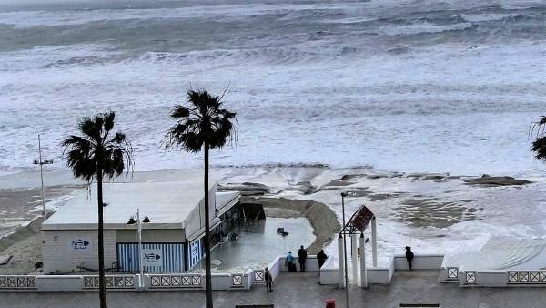 Playa urbana de Cádiz afectada por el temporal Playa urbana de Cádiz afectada por el temporal