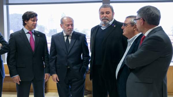 Villalobos con los representantes de la patronal y los sindicatos Villalobos con los representantes de la patronal y los sindicatos