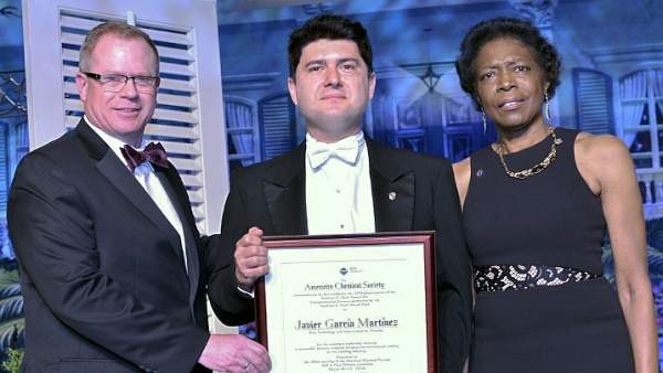 Javier García recibe el premio de la Sociedad Americana de Química Javier García recibe el premio de la Sociedad Americana de Química