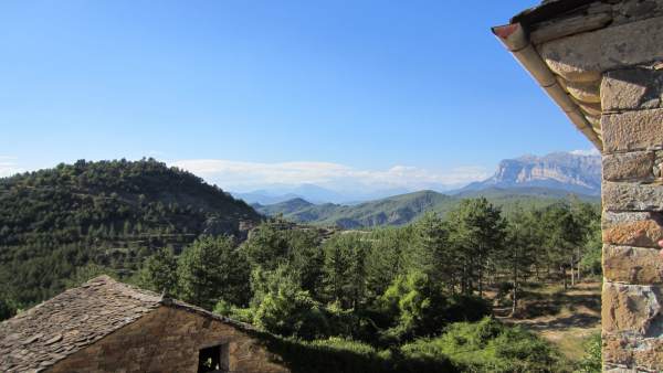 Pueblo y montañas Pueblo y montañas
