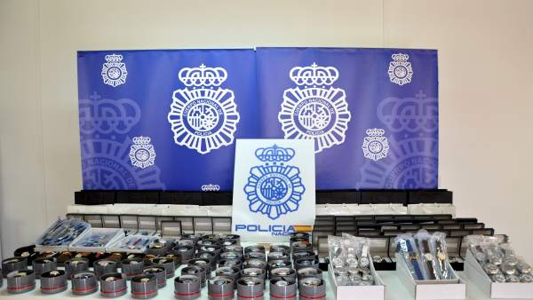 Relojes falsos intervenidos al detenido. Relojes falsos intervenidos al detenido.