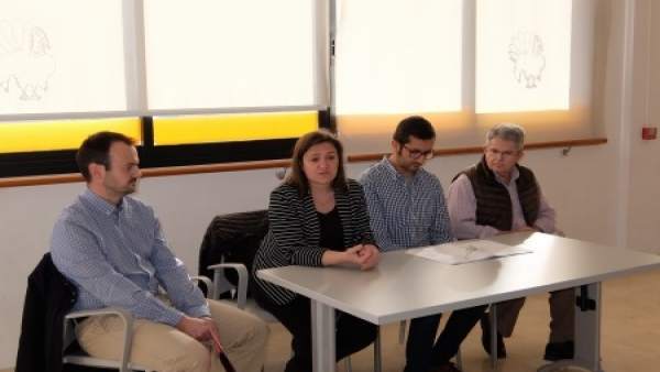 Mercedes Garrido explica un proyecto a vecinos de sa Indioteria Mercedes Garrido explica un proyecto a vecinos de sa Indioteria