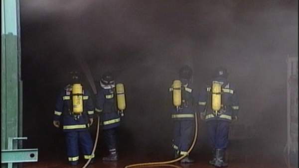 Bomberos sofocando un incendio Bomberos sofocando un incendio