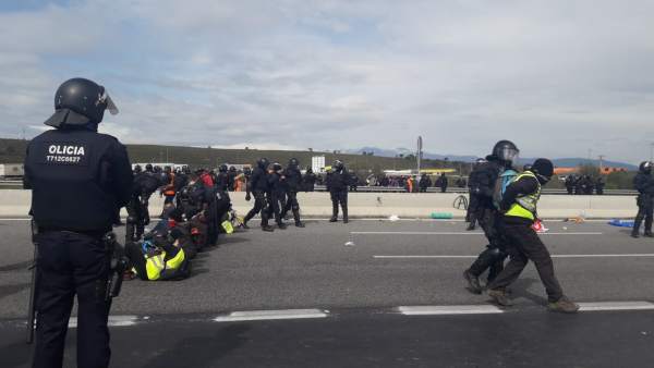Los Mossos d'Esquadra desalojan a manifestantes que cortaban la AP-7 Los Mossos d'Esquadra desalojan a manifestantes que cortaban la AP-7