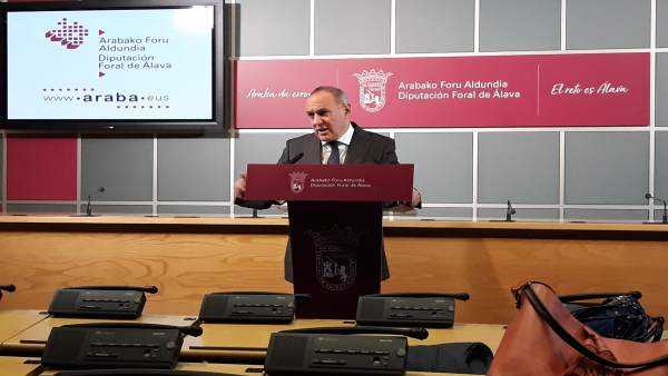 En rueda de prensa, el diputado general de Álava, Ramiro Gonzalez En rueda de prensa, el diputado general de Álava, Ramiro Gonzalez