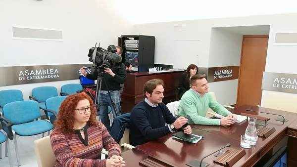 El jefe de negociado Julián Pérez, el primero por la derecha El jefe de negociado Julián Pérez, el primero por la derecha