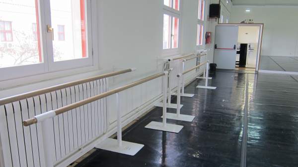 Sala de danza con barras de ballet Sala de danza con barras de ballet