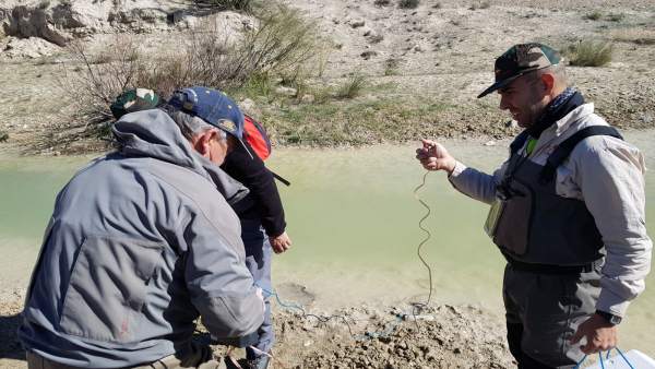 Voluntarios realizan un muestreo en el río Alcaide Voluntarios realizan un muestreo en el río Alcaide