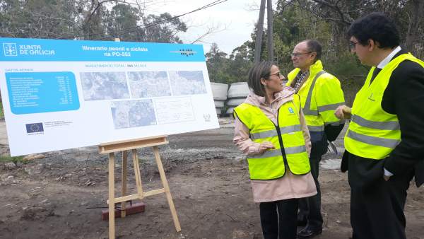 La conselleira de Infraestruturas, Ethel Vázquez, en la senda peatonal de Coruxo La conselleira de Infraestruturas, Ethel Vázquez, en la senda peatonal de Coruxo