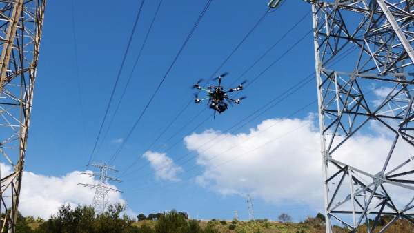 Revisión con un dron de líneas de alta tensión de Endesa en Córdoba Revisión con un dron de líneas de alta tensión de Endesa en Córdoba