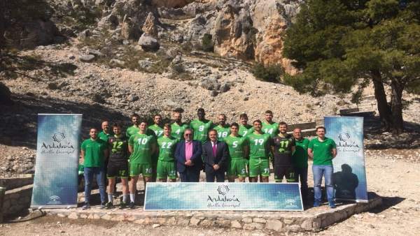Los jugadores de Voleibol Almería muestran la nueva equipación con el patrocinio Los jugadores de Voleibol Almería muestran la nueva equipación con el patrocinio