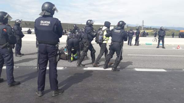 Los Mossos d'Esquadra desalojan a manifestantes que cortaban la AP-7 Los Mossos d'Esquadra desalojan a manifestantes que cortaban la AP-7