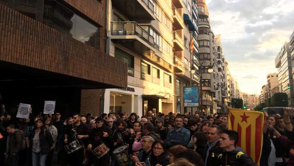 PPCV critica la crema de fotos del jutge Llarena en la concentració de València i mostra el seu suport al poder judicial PPCV critica la crema de fotos del jutge Llarena en la concentració de València i mostra el seu suport al poder judicial
