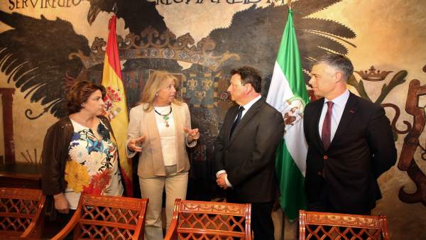 Angeles Muñoz y TSS Group firman un acuerdo Angeles Muñoz y TSS Group firman un acuerdo