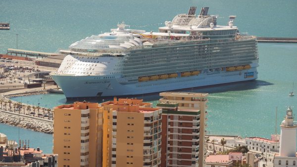 Un 'gigante' atraca en Málaga Un 'gigante' atraca en Málaga
