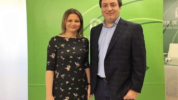 Ana Cobo con el nuevo delegado de Fomento y Vivienda, José Manuel Higueras. Ana Cobo con el nuevo delegado de Fomento y Vivienda, José Manuel Higueras.