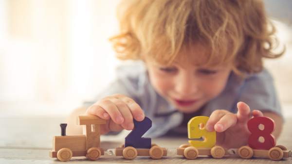 Los juguetes tienen una gran importancia en el desarrollo del niño. Los juguetes tienen una gran importancia en el desarrollo del niño.